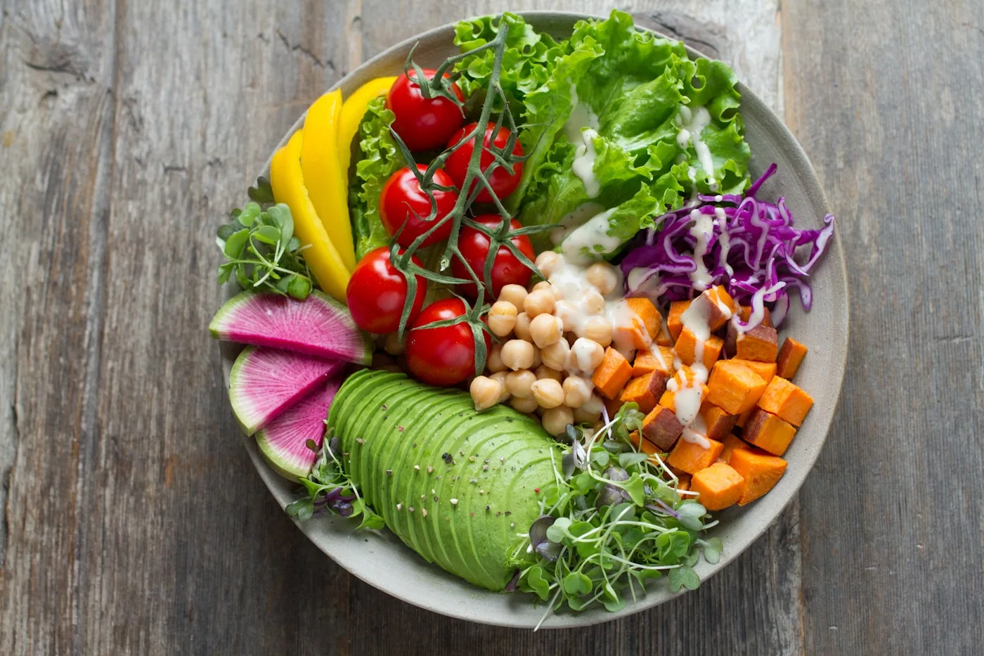 Tigela colorida com salada, grão-de-bico e abacate