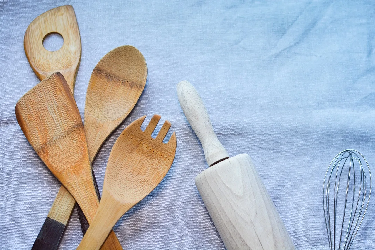 Utensílios de cozinha em cima de um pano de linho
