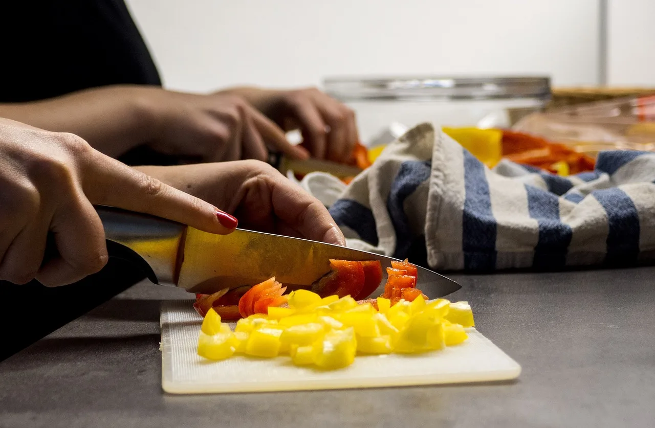 Mãos preparando ingredientes na cozinha