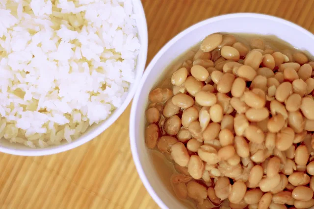Tigelas de arroz branco e feijão cozido