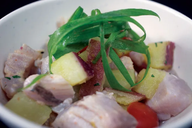 Ceviche de peixe branco com cebola e coentro