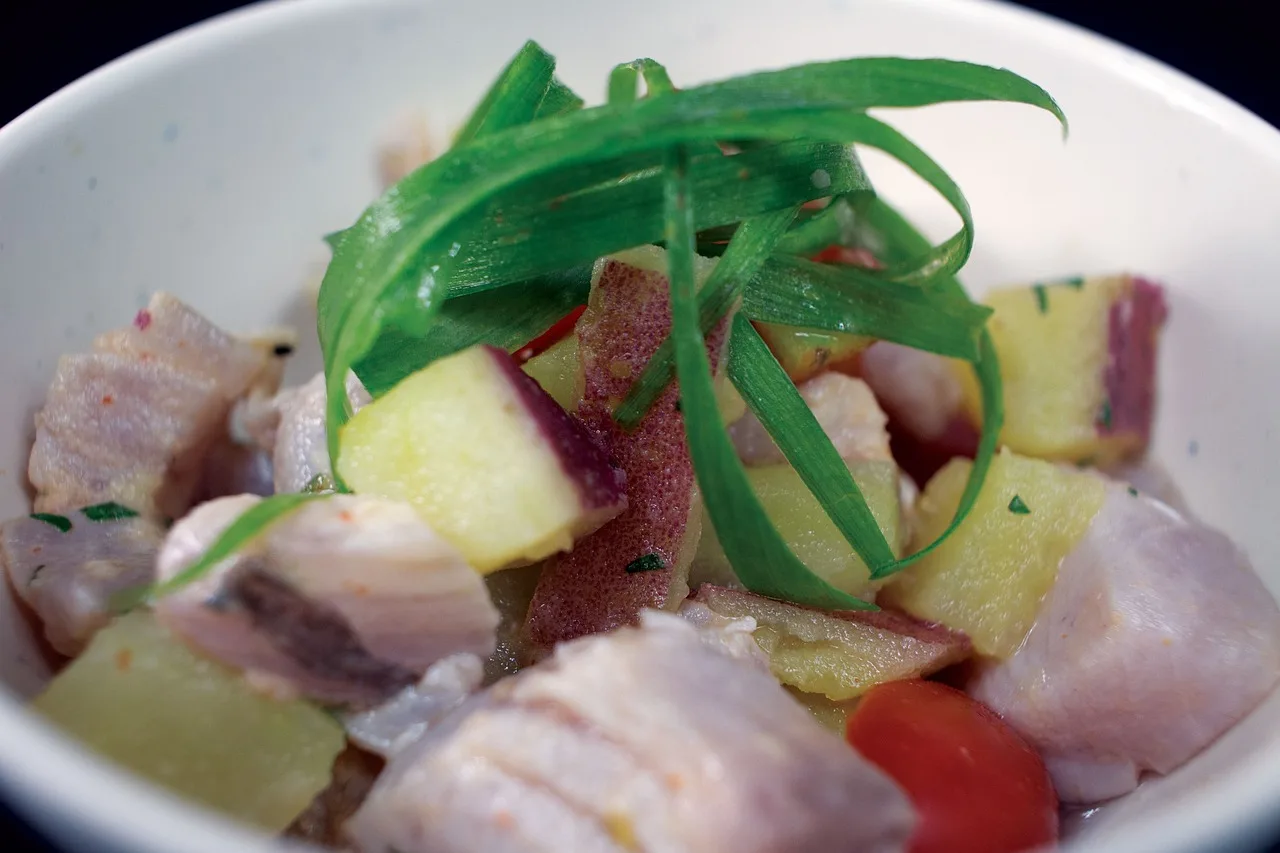Ceviche de peixe branco com cebola e coentro