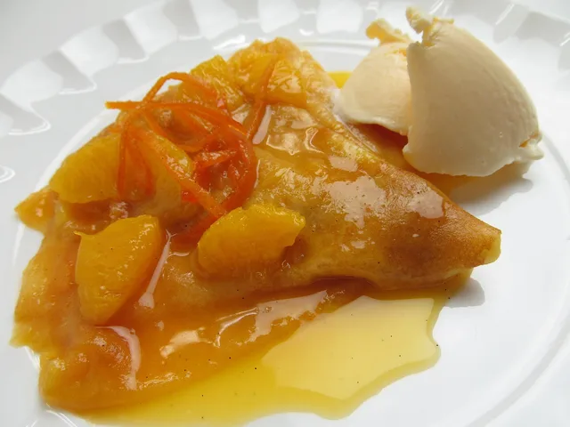 Crêpes Suzette com calda de laranja