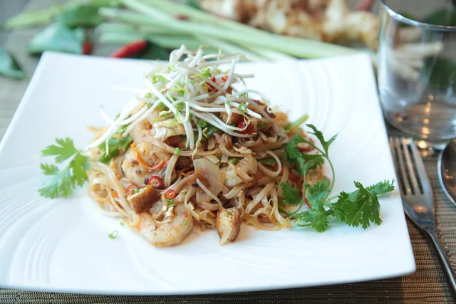 Pad thai com broto de feijão e ervas