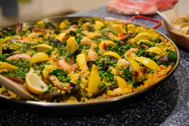 Paella valenciana na panela tradicional