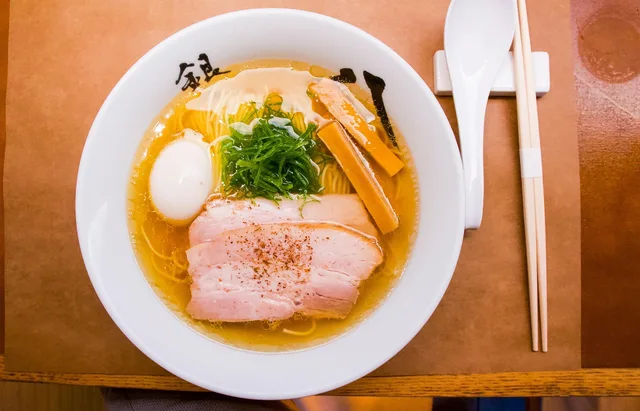Tigela de ramen shoyu com chashu e ovo