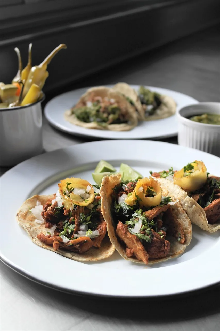Tacos al pastor servidos no prato